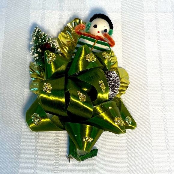 Vintage Christmas Corsage W/ A Gift Box Boy W/ Chenille Arms Bottle Brush Tree. - Picture 1 of 11